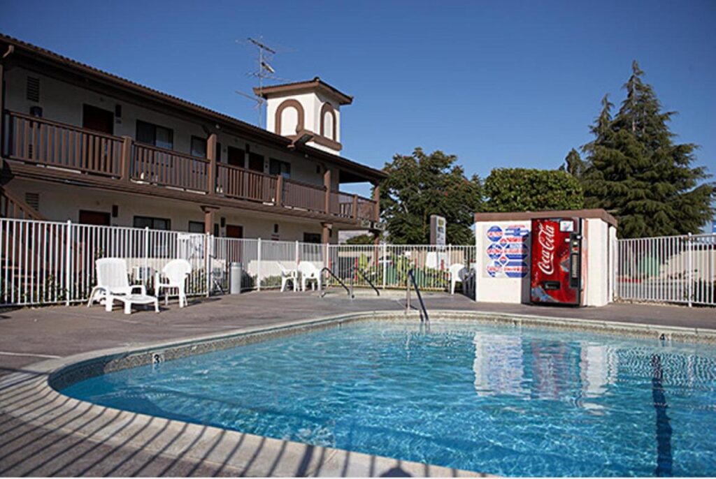 EZ 8 Motel Newark - Image 1