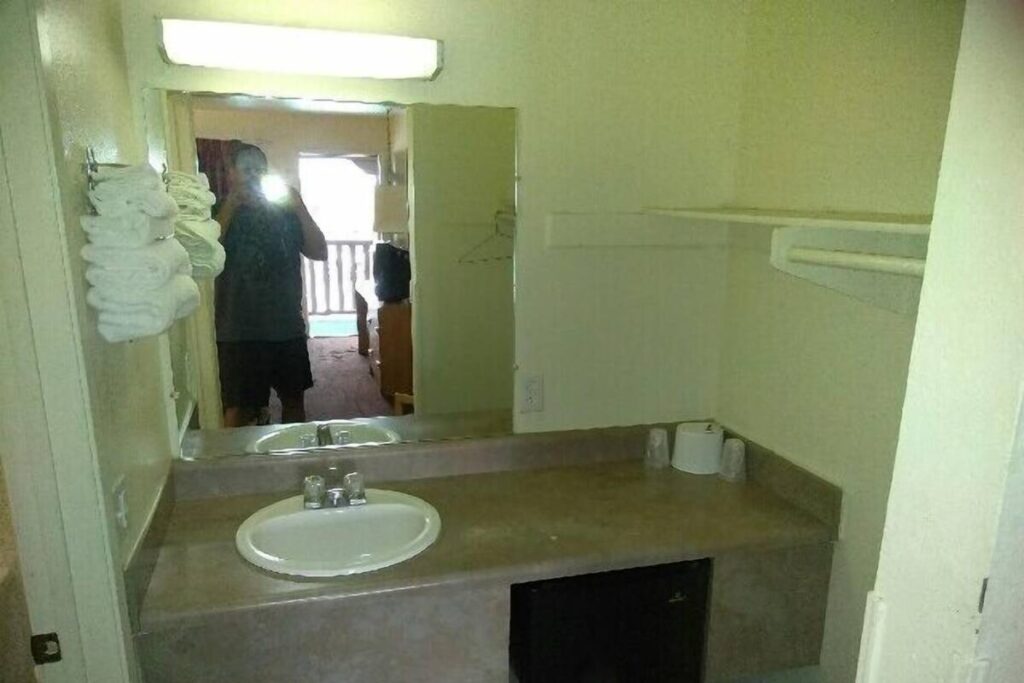 EZ 8 Motel Newark - Image 3