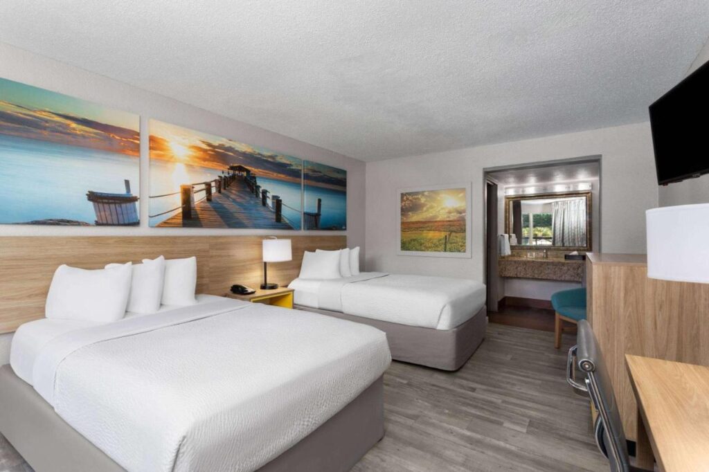 Days Inn by Wyndham Wildwood I-75 - Image 3