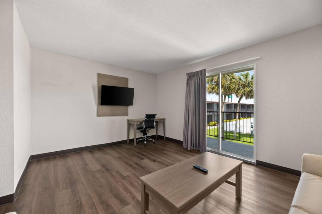 Quality Suites Wildwood - The Villages - Image 6