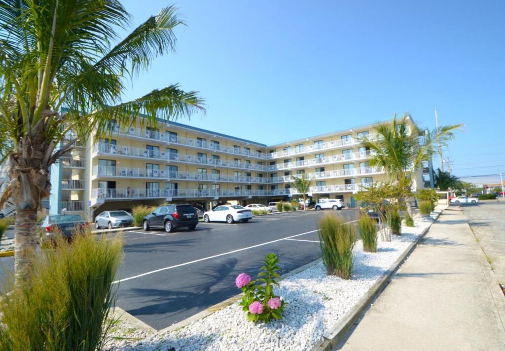 Coastal Palms Inn and Suites - Image 1