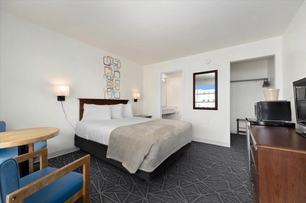 Eden Roc Motel - Image 2