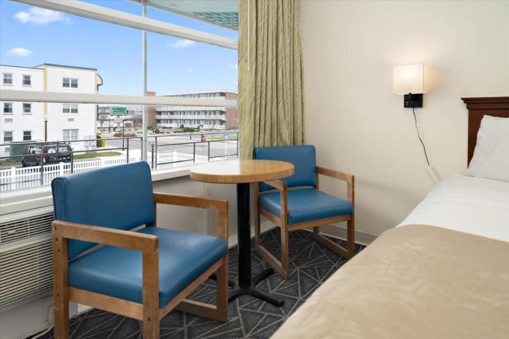 Eden Roc Motel - Image 3