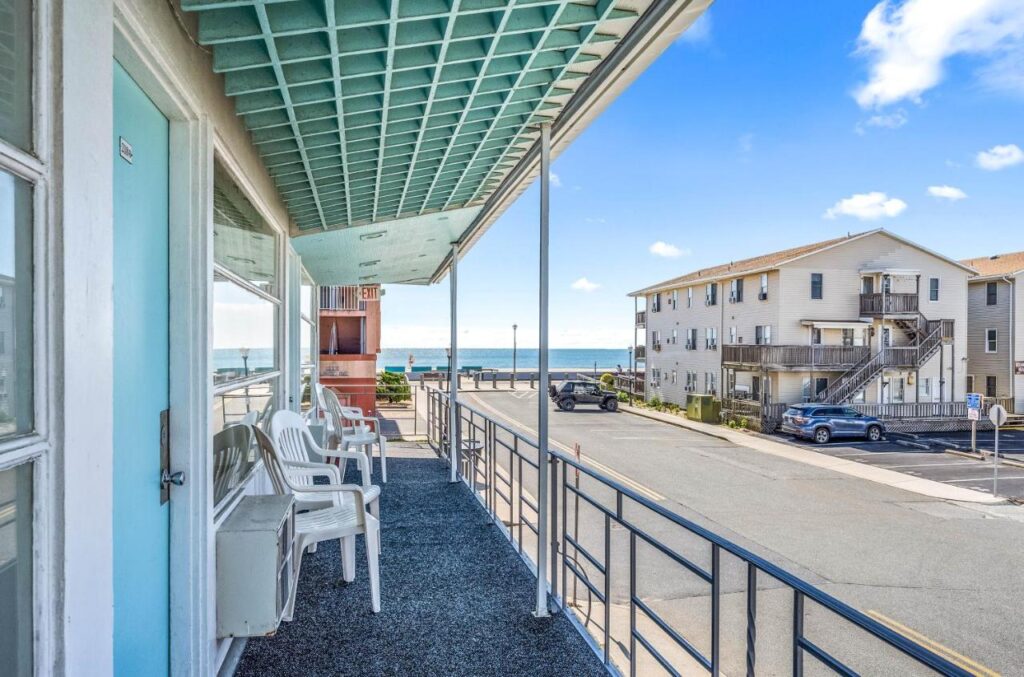Eden Roc Motel - Image 4