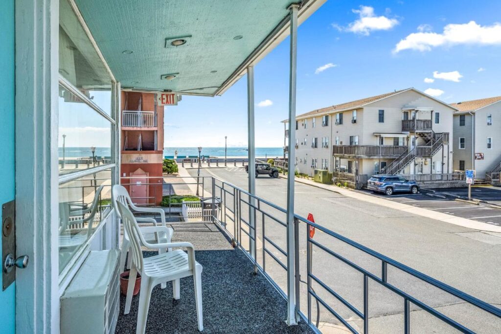 Eden Roc Motel - Image 5
