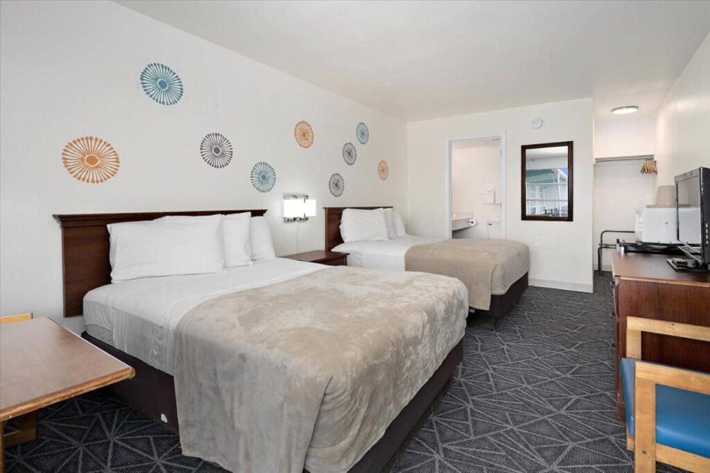 Eden Roc Motel - Image 6