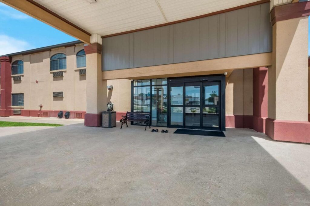 Quality Inn & Suites Oklahoma City North - Image 1