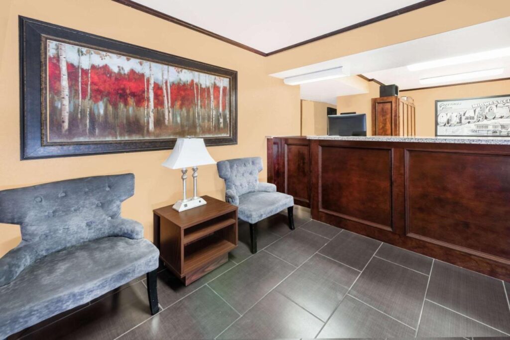 Super 8 by Wyndham Midwest City OK - Image 1