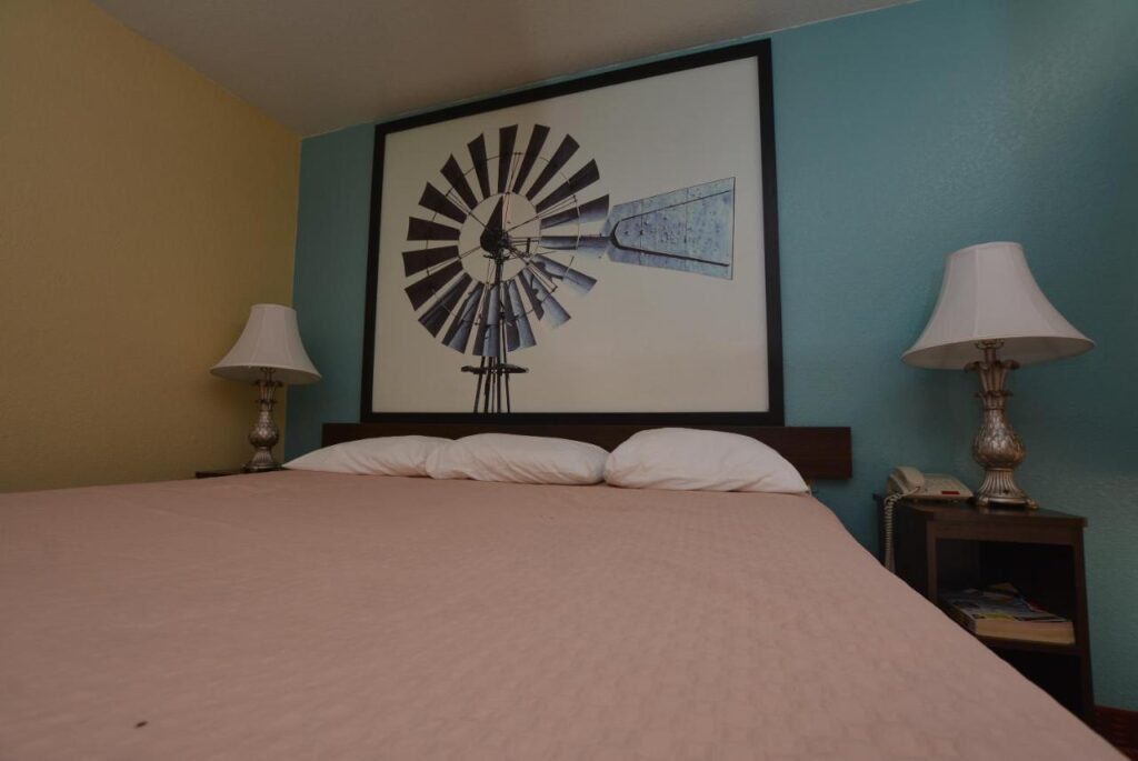 Super 8 by Wyndham Midwest City OK - Image 3