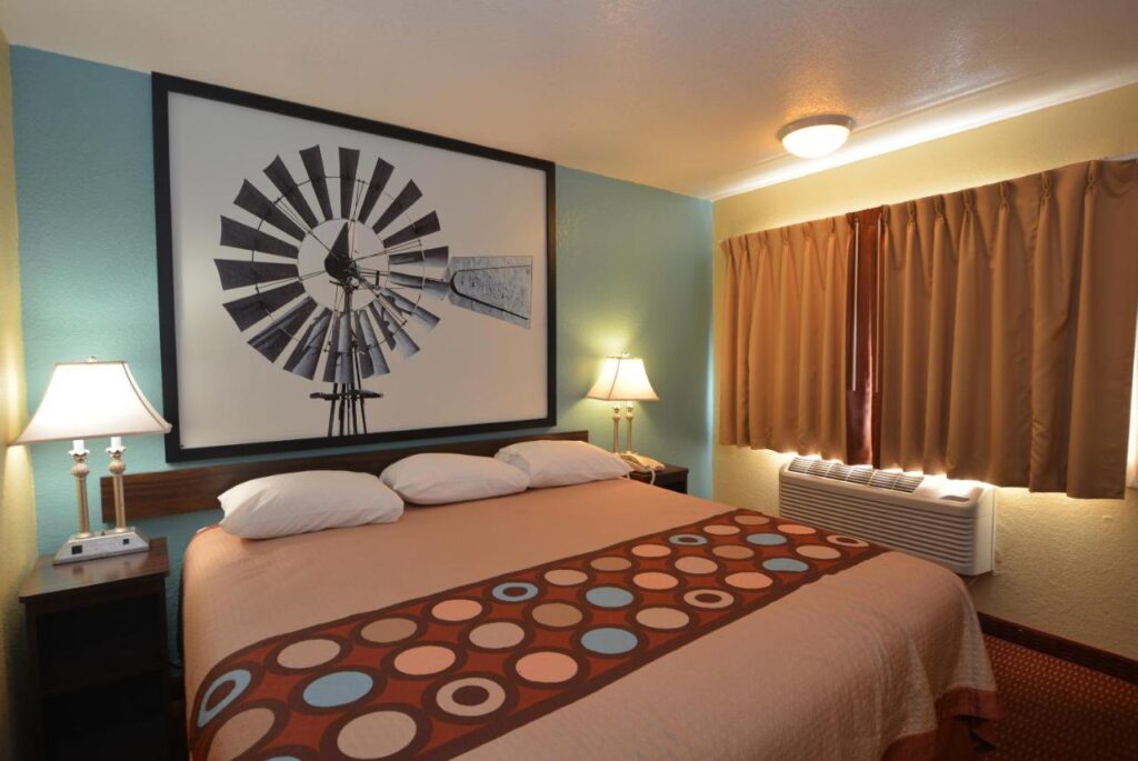 Super 8 by Wyndham Midwest City OK - Image 4