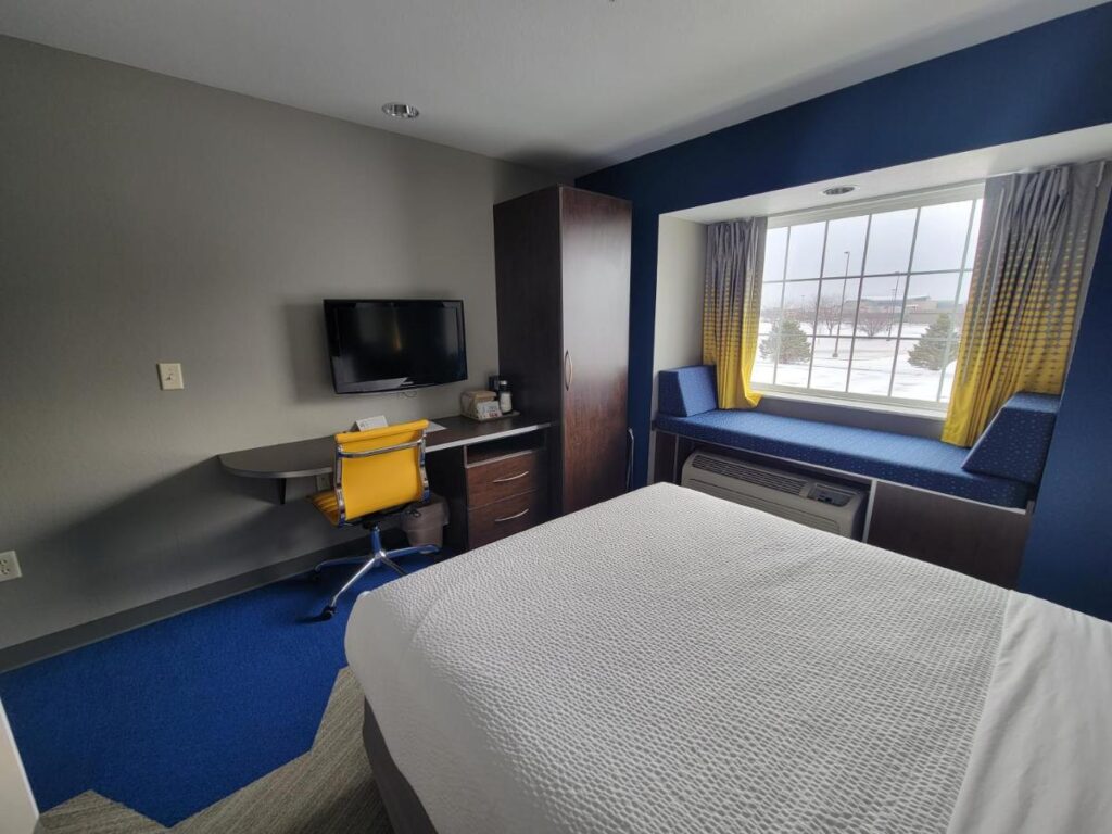 Microtel Inn & Suites by Wyndham Bluffs - Image 4