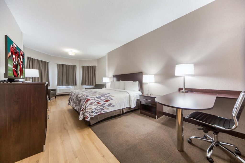 Red Roof Inn & Suites Omaha - Council Bluffs - Image 2