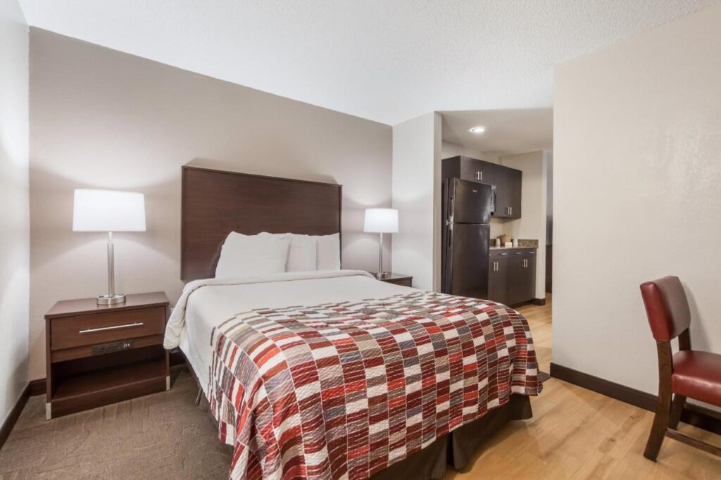 Red Roof Inn & Suites Omaha - Council Bluffs - Image 4