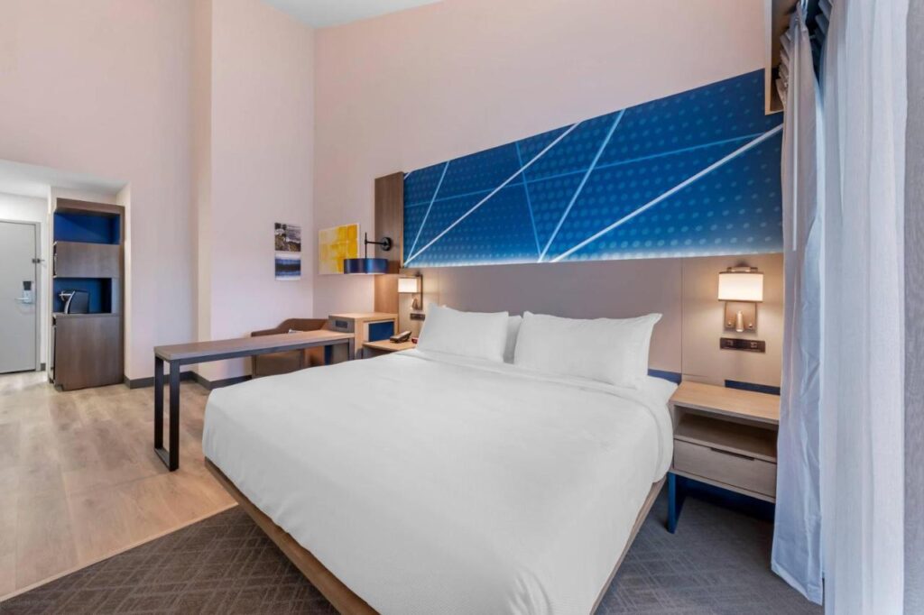 Comfort Inn & Suites Irvine Spectrum - Image 3