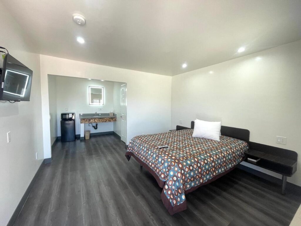 Newport Bay Inn - Image 1