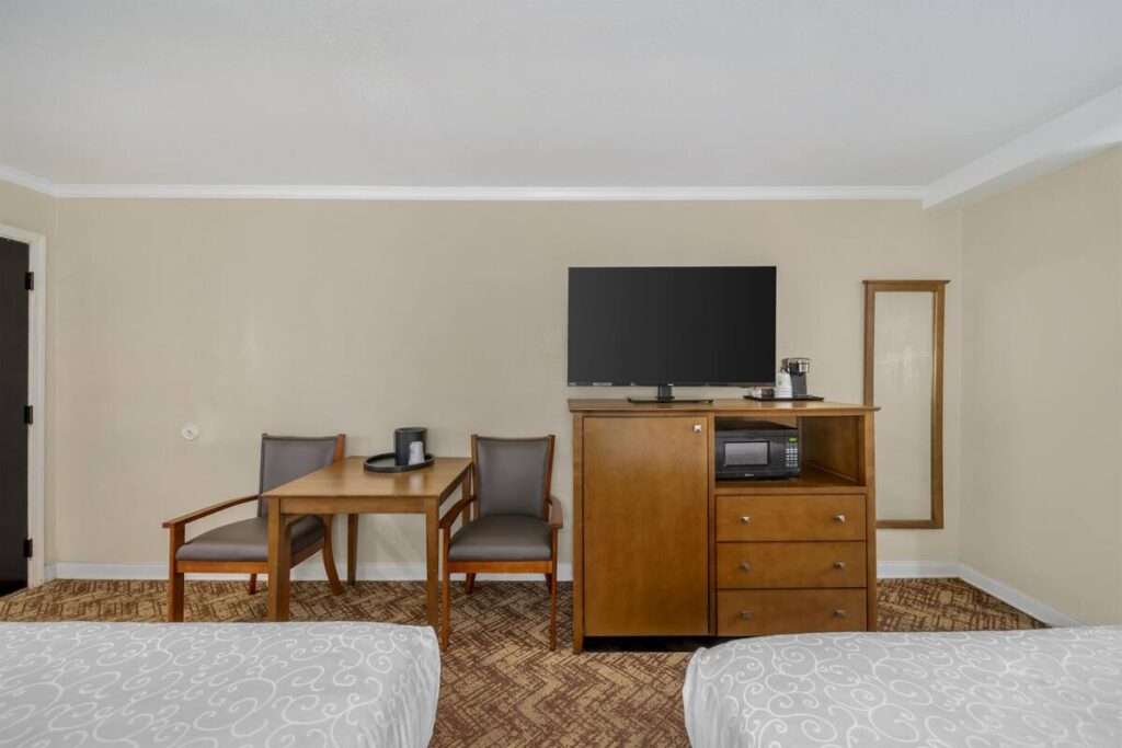 Best Western Plus Northwoods Inn - Image 3