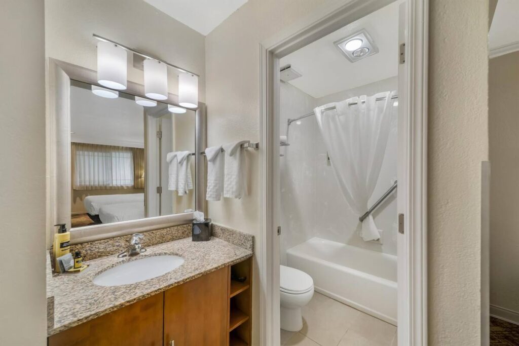 Best Western Plus Northwoods Inn - Image 4