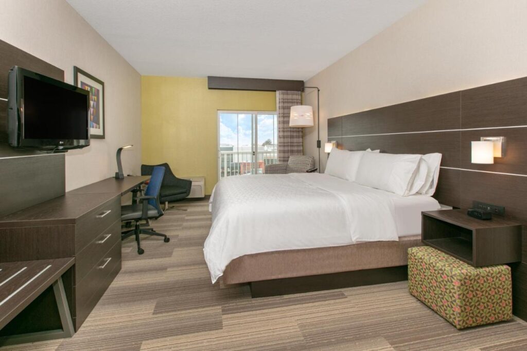 Holiday Inn Express Hotel & Suites Seaside Convention Center by IHG - Image 4