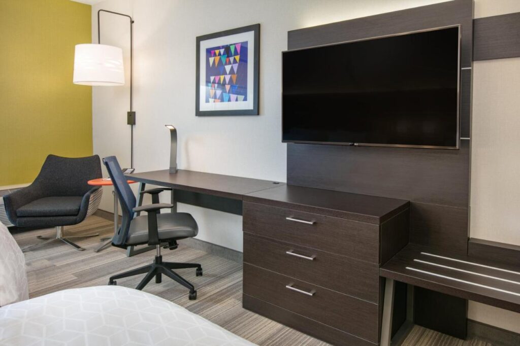 Holiday Inn Express Hotel & Suites Seaside Convention Center by IHG - Image 6