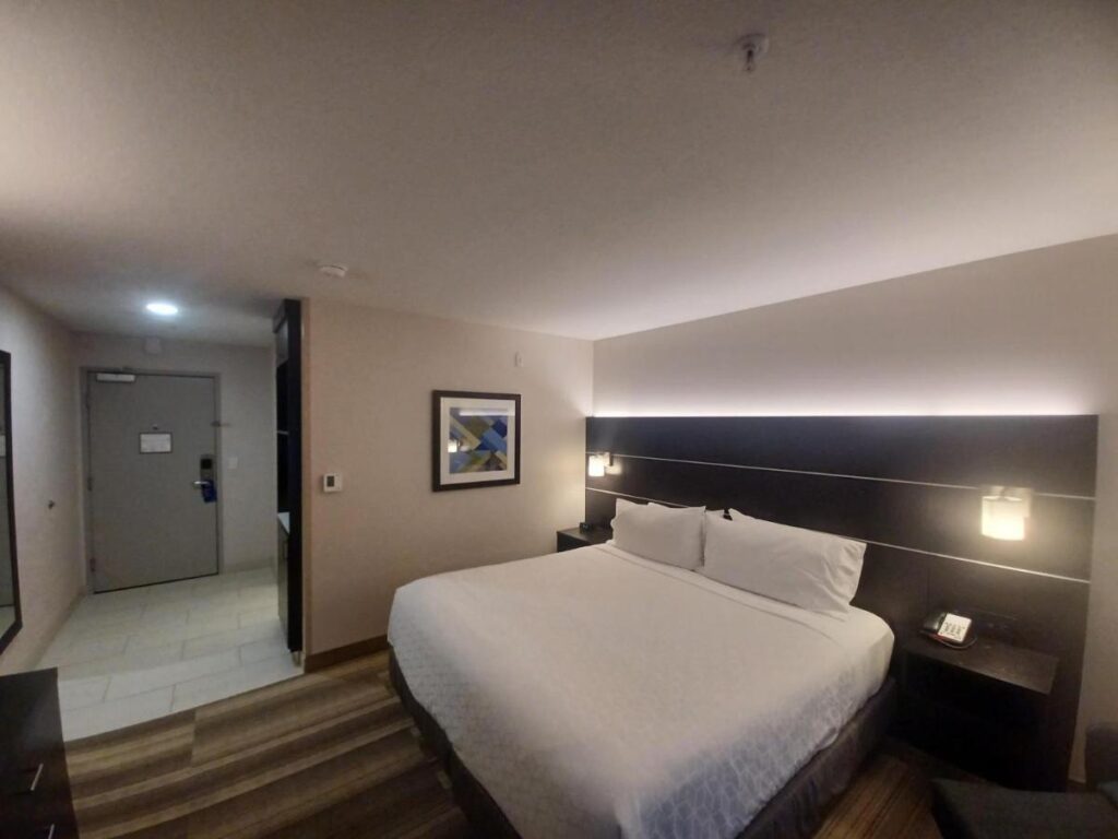 Holiday Inn Express & Suites Lincoln City by IHG - Image 2