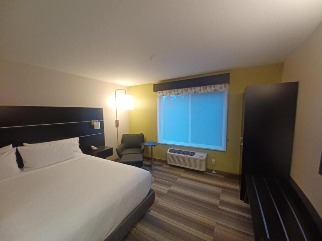 Holiday Inn Express & Suites Lincoln City by IHG - Image 3
