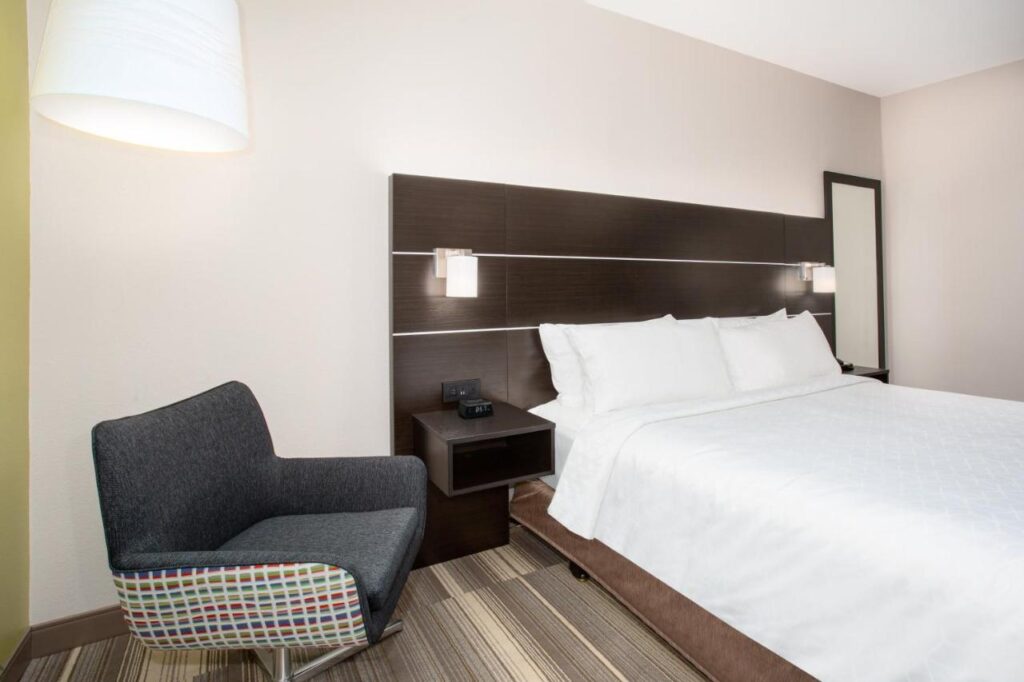 Holiday Inn Express & Suites Lincoln City by IHG - Image 6