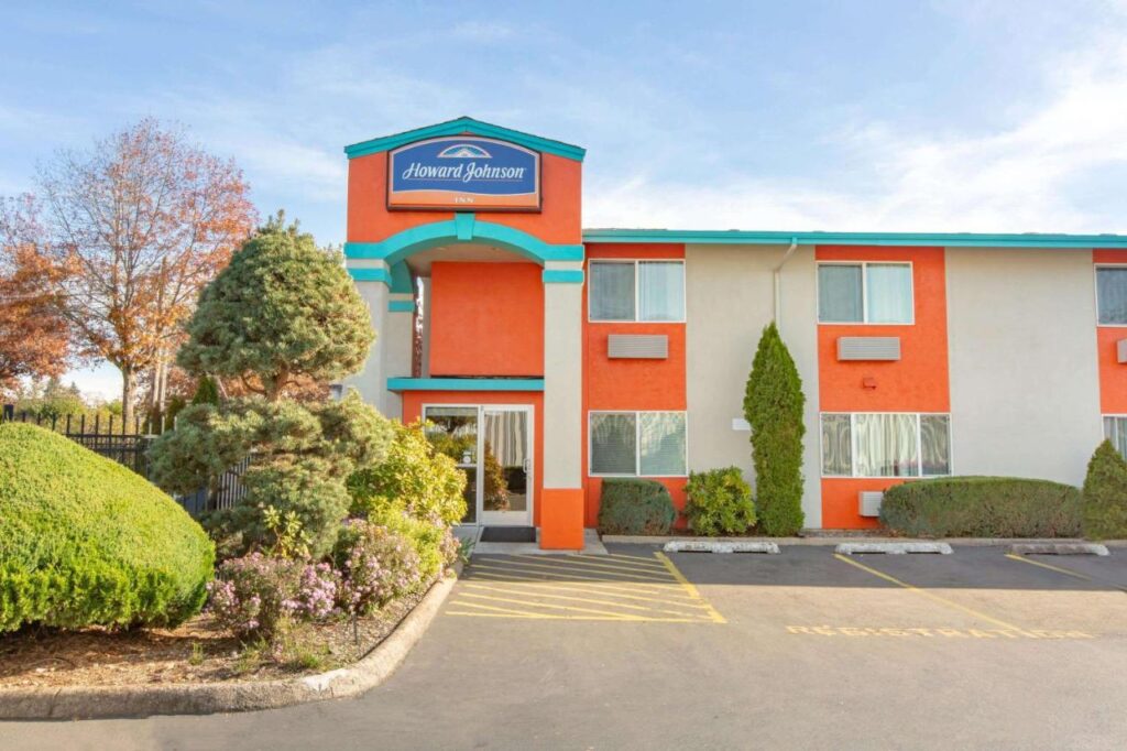 Howard Johnson by Wyndham Salem - Image 1