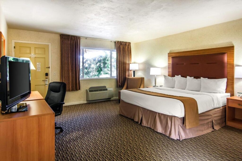 Quality Inn & Suites at Coos Bay - Image 2