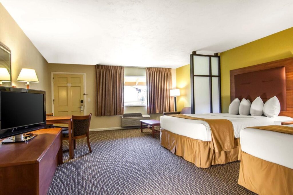 Quality Inn & Suites at Coos Bay - Image 4