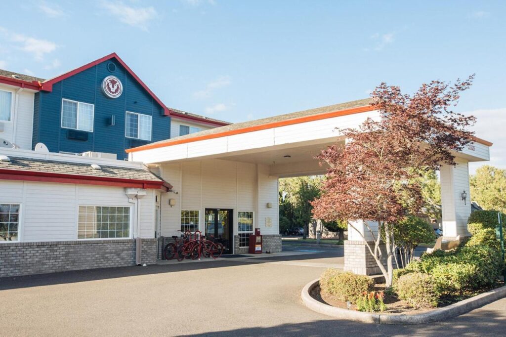 Red Lion Inn & Suites McMinnville - Image 1