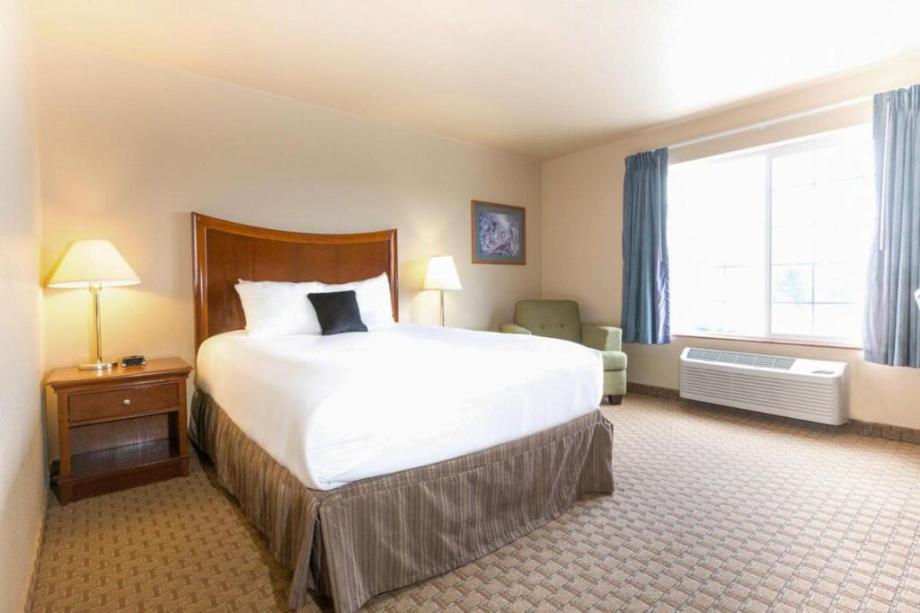Red Lion Inn & Suites McMinnville - Image 2