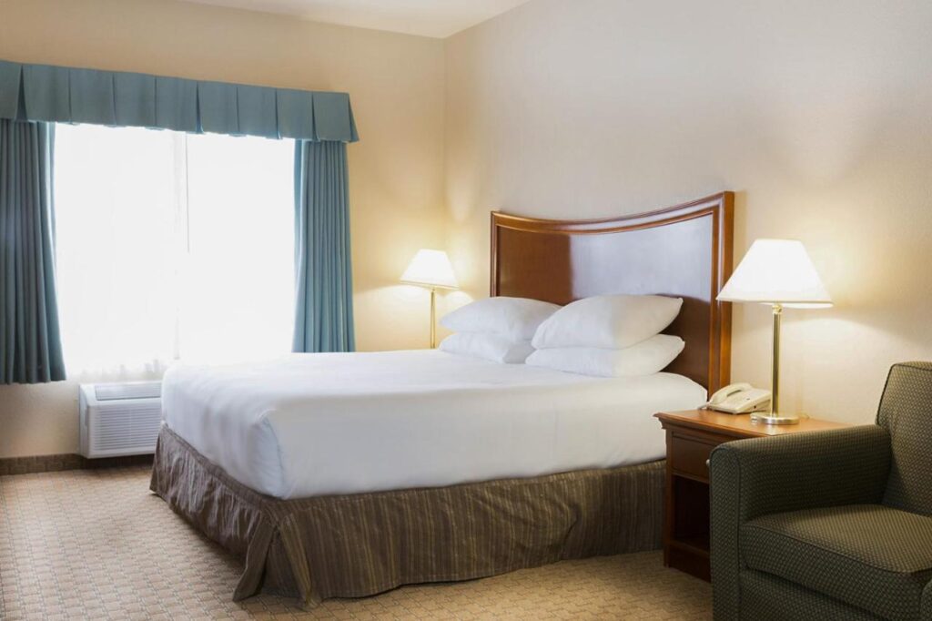Red Lion Inn & Suites McMinnville - Image 3