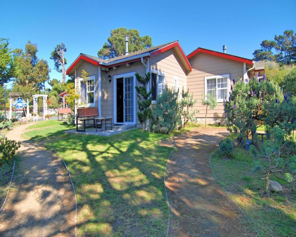 Bide-A-Wee Inn and Cottages - Image 1