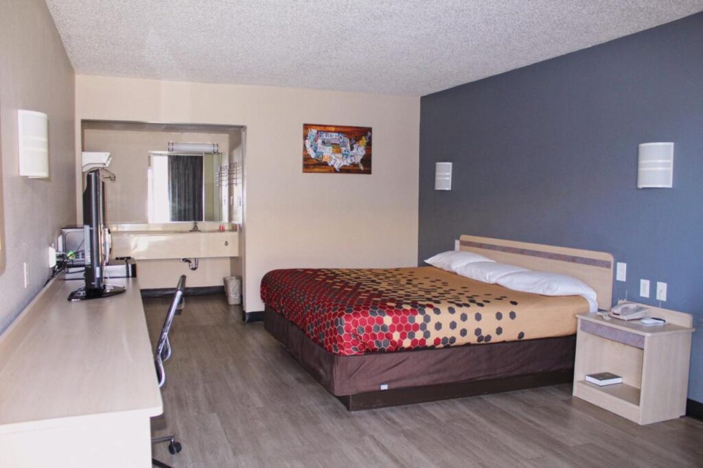Econo Lodge Paducah West I-24 - Image 2