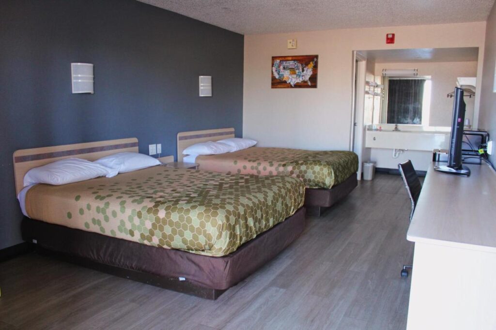 Econo Lodge Paducah West I-24 - Image 3