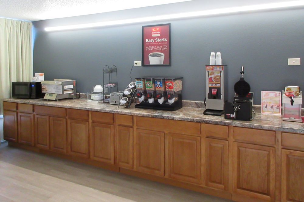 Econo Lodge Paducah West I-24 - Image 6