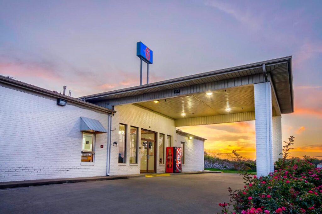 Motel 6-Grand Rivers, KY - Image 1