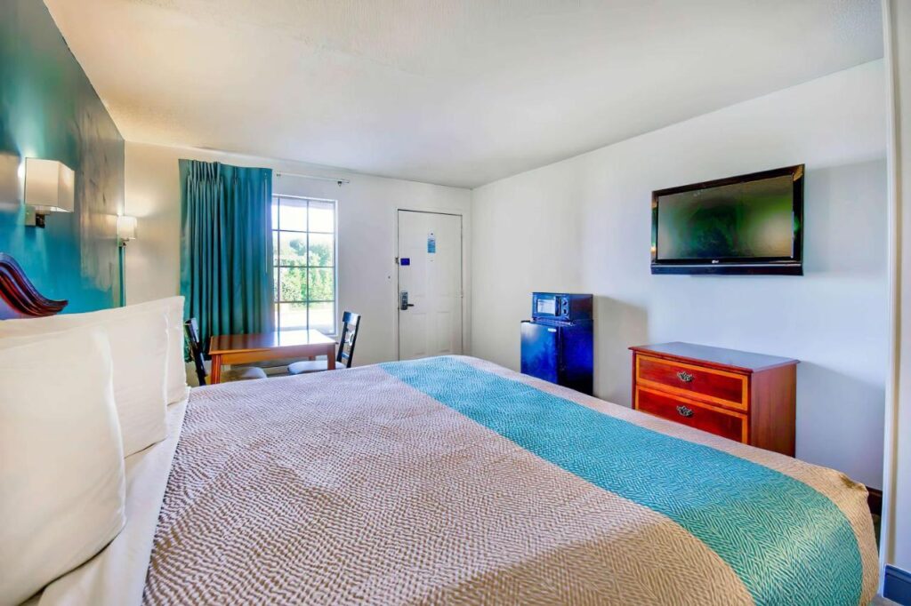 Motel 6-Grand Rivers, KY - Image 6