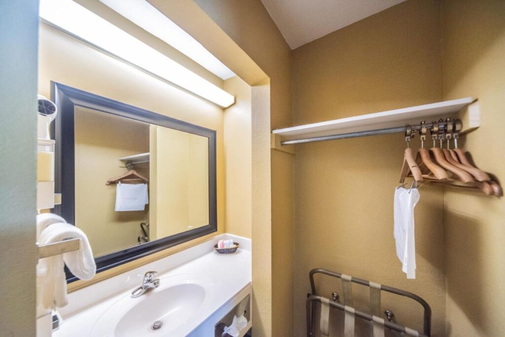 Relax Inn and Suites Kuttawa - Image 6