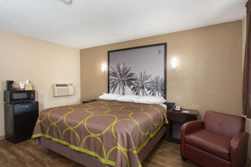 Super 8 by Wyndham Pensacola NAS Area - Image 2