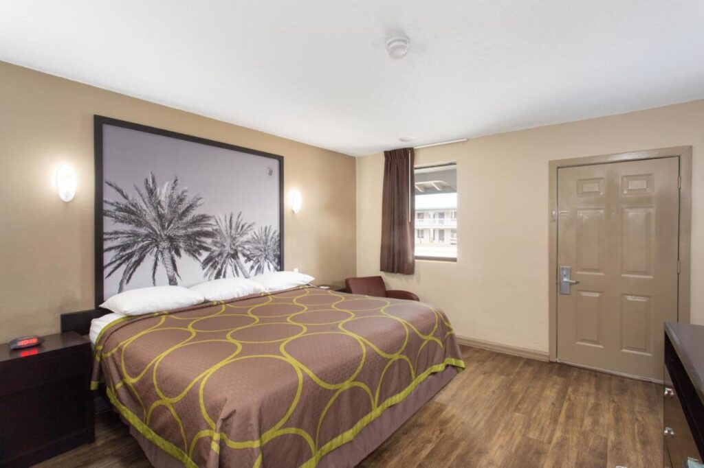 Super 8 by Wyndham Pensacola NAS Area - Image 3