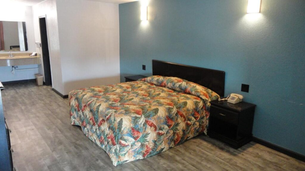 Western Inn - Pensacola - Image 2
