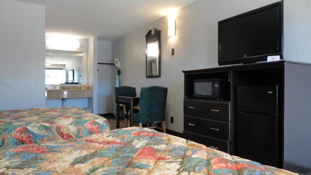 Western Inn - Pensacola - Image 4