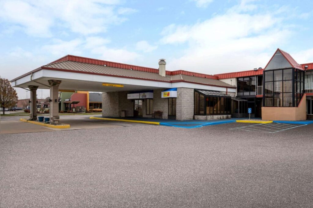 Days Inn by Wyndham Perrysburg Toledo - Image 1