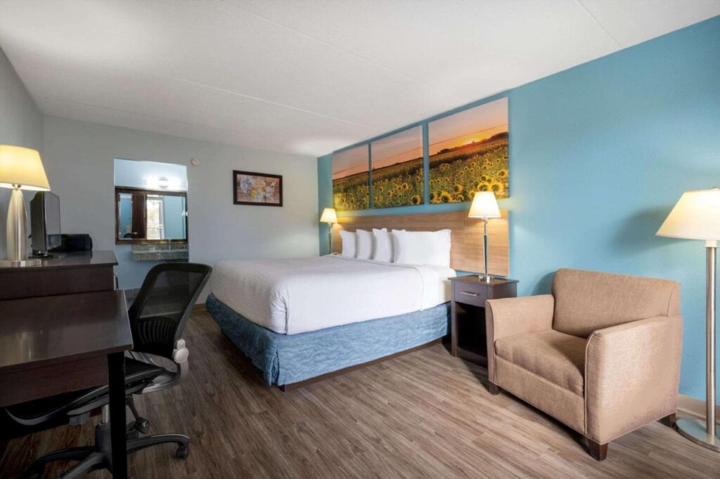 Days Inn by Wyndham Perrysburg Toledo - Image 2