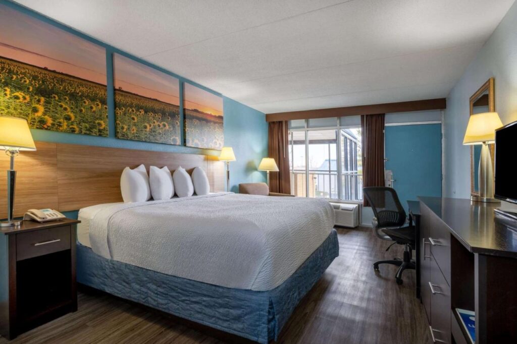 Days Inn by Wyndham Perrysburg Toledo - Image 3