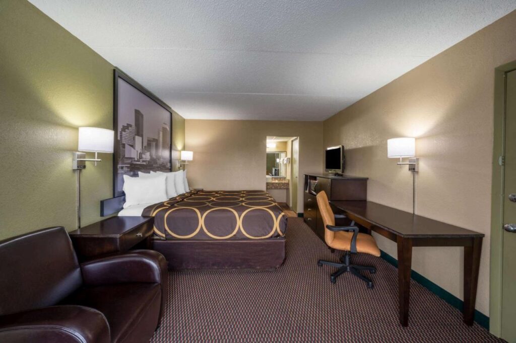 Super 8 by Wyndham Perrysburg-Toledo - Image 1