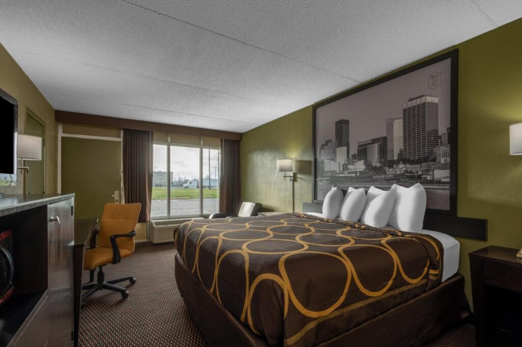 Super 8 by Wyndham Perrysburg-Toledo - Image 2
