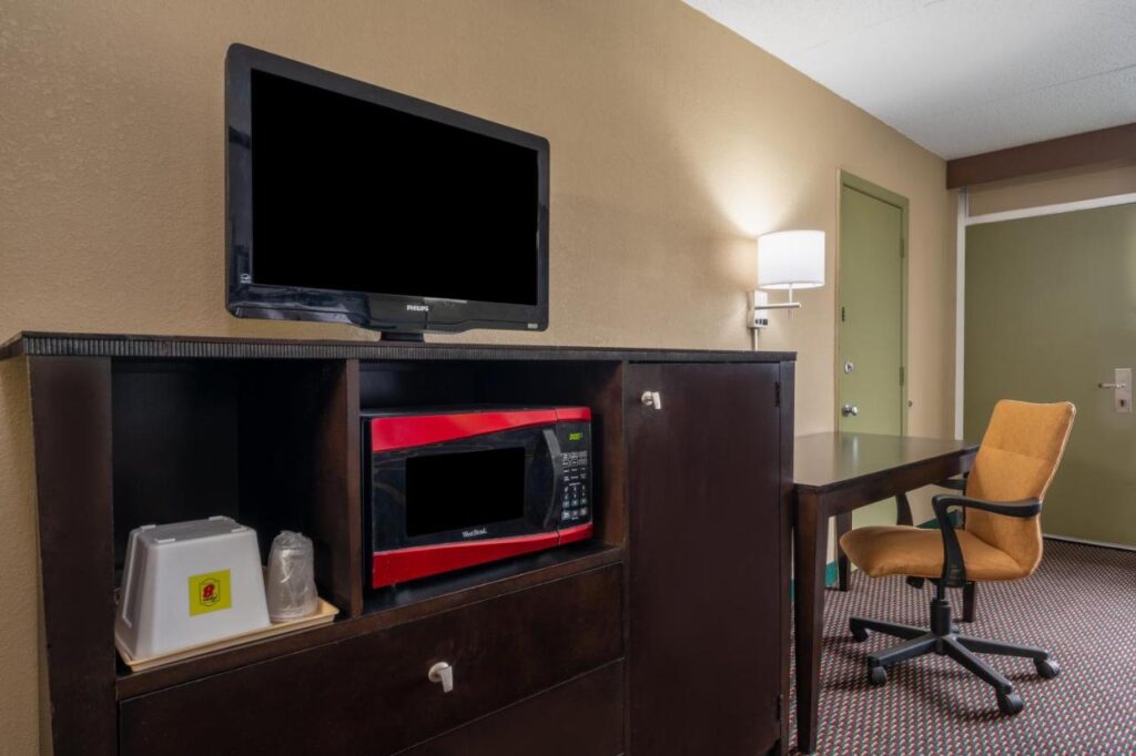 Super 8 by Wyndham Perrysburg-Toledo - Image 3