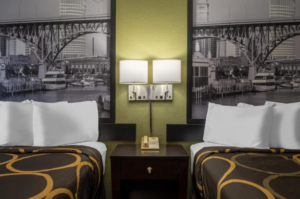 Super 8 by Wyndham Perrysburg-Toledo - Image 4